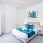 Three Bedroom House - Garden - Parking - Wifi - Netflix - Top Rated - 11T