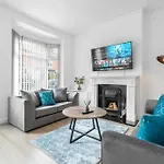 Three Bedroom House - Garden - Parking - Wifi - Netflix - Top Rated - 11T