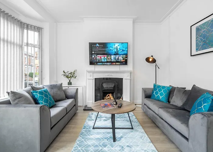 Three Bedroom House - Garden - Parking - Wifi - Netflix - Top Rated - 11T
