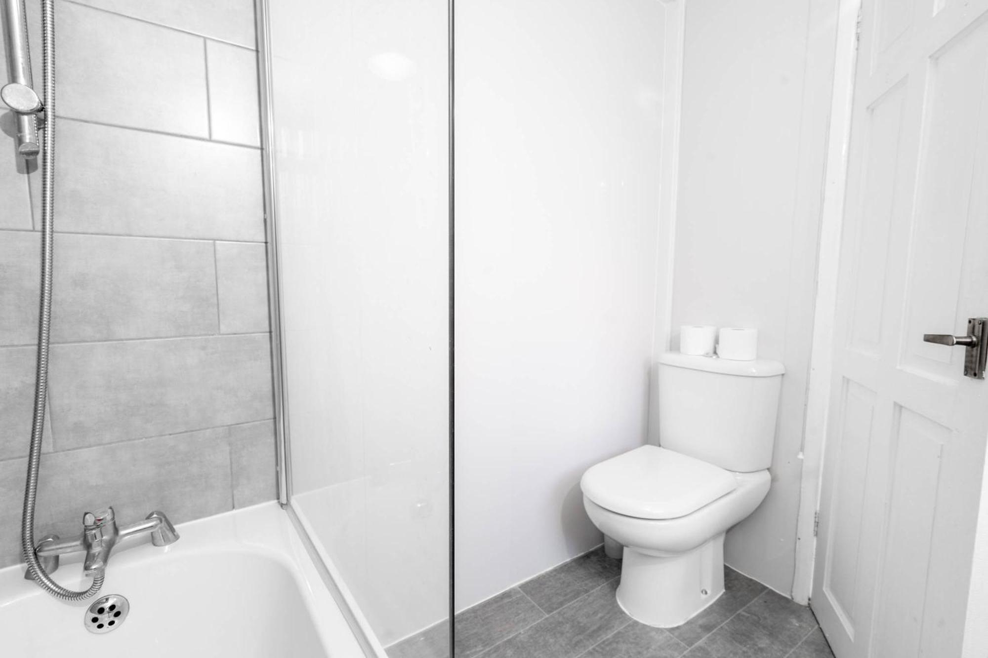 Holiday home Three Bedroom House - Garden - Parking - Wifi - Netflix - Rated - 11t