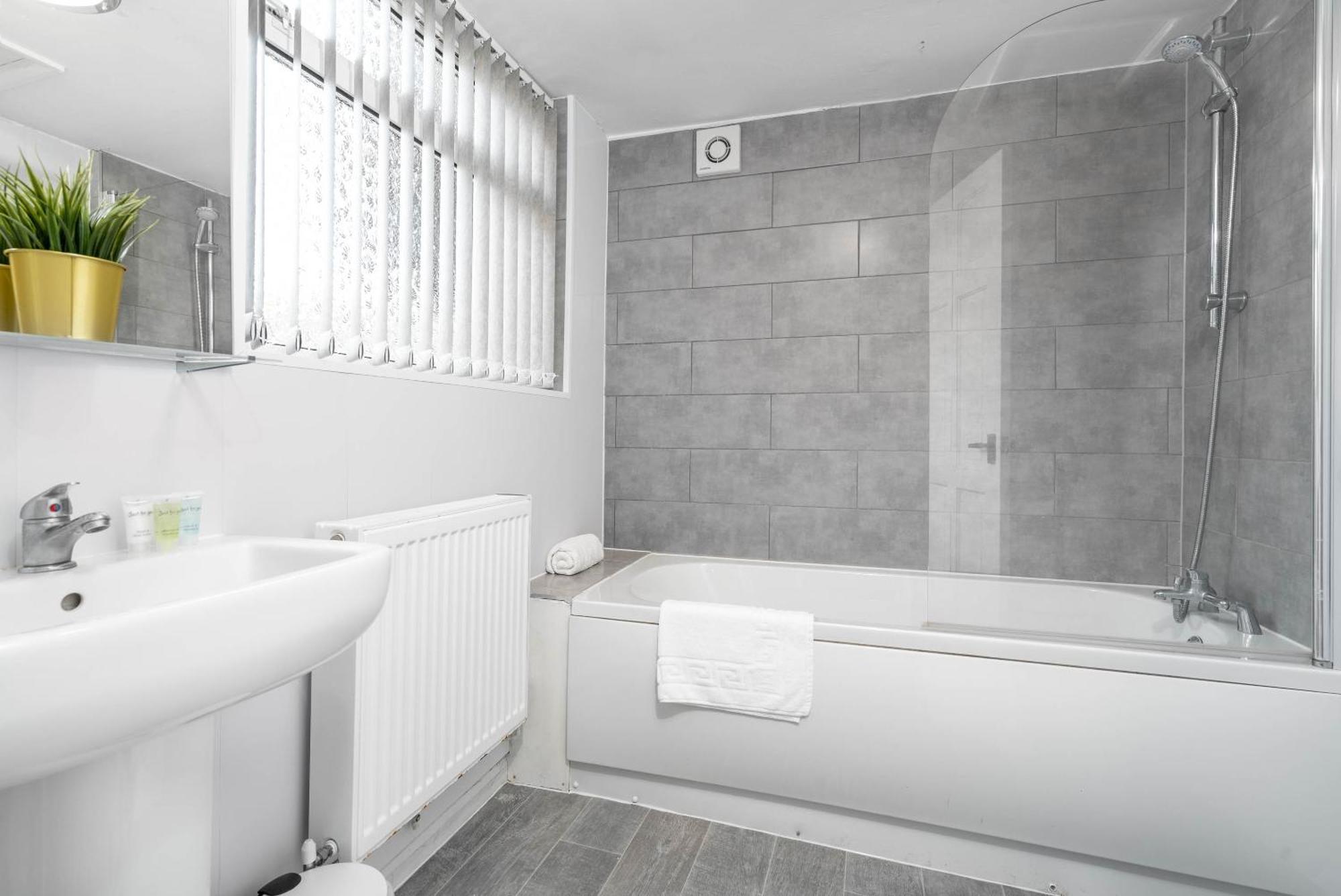 Holiday home Three Bedroom House - Garden - Parking - Wifi - Netflix - Rated - 11t *