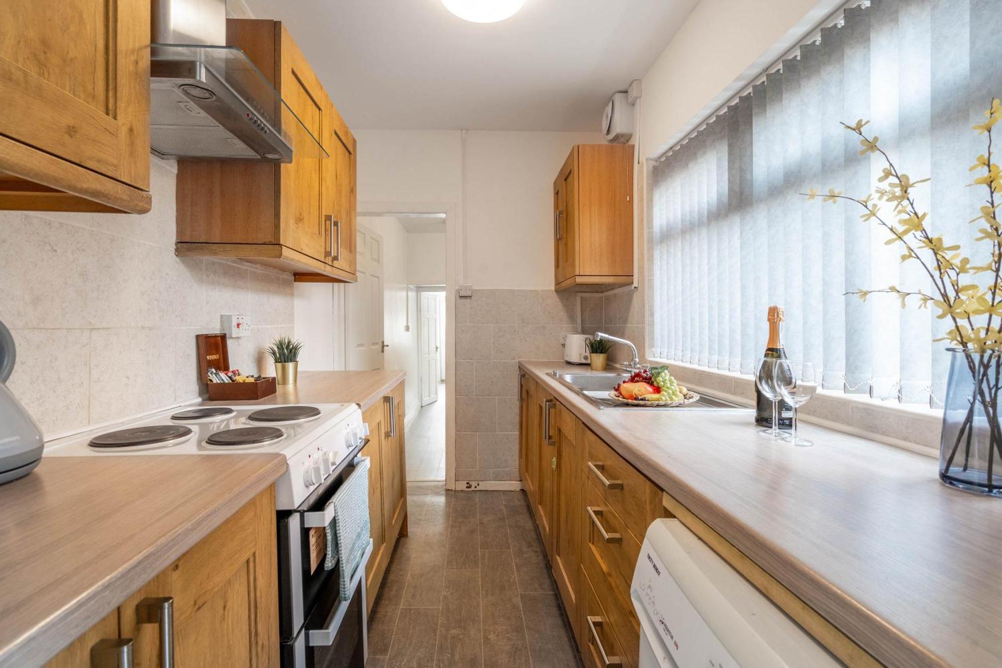 Three Bedroom House - Garden - Parking - Wifi - Netflix - Rated - 11t